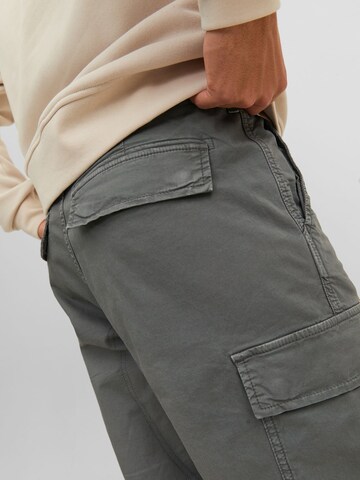 Tapered Pantaloni cargo 'JPSTAce JJTucker' di JACK & JONES in grigio
