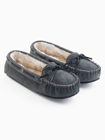 Pantoufle 'Cally' Minnetonka en gris