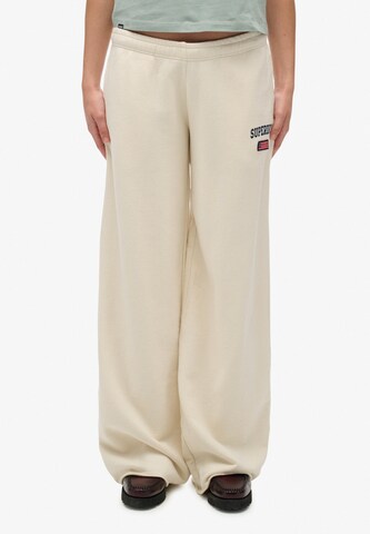 Loosefit Pantalon 'Athletic Essentials' Superdry en beige : devant