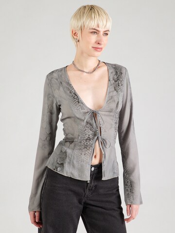 WEEKDAY Blouse 'Scorpio' in Grijs: voorkant