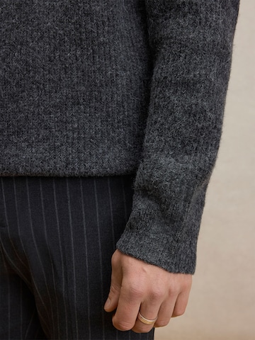 DAN FOX APPAREL Pullover 'Gabriel' in Grau