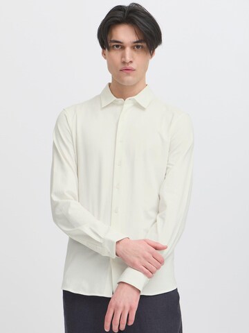 Casual Friday - Ajuste regular Camisa de negocios ' CFFOLKE ' en blanco