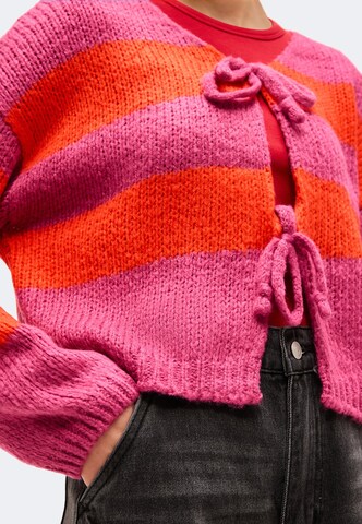 Hailys Strickjacke 'Ch44arlie' in Pink