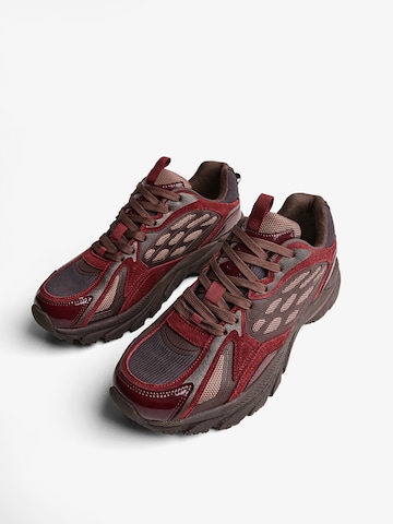 Bershka Trampki niskie w kolorze czerwony