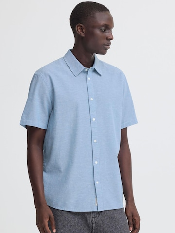 BLEND - Ajuste regular Camisa ' BHAban Slub Linen Mix ' en azul: frente