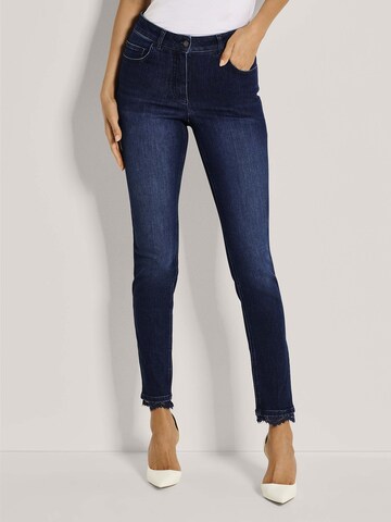 MADELEINE Slimfit Jeans in Blau: Vorderseite