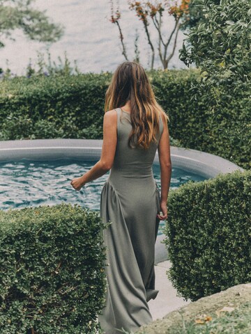 The Set Dress in Blue