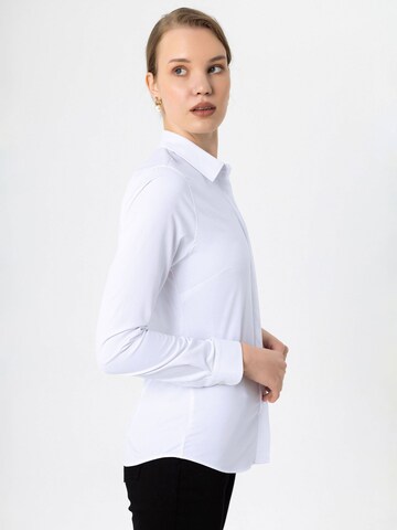 balta By Diess Collection Priglundantis modelis Marškiniai