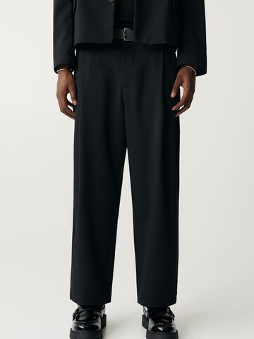 Pull&Bear Regular Pleat-front trousers in Black: front