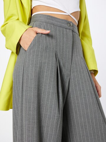 Oval Square Wide Leg Hose in Grau