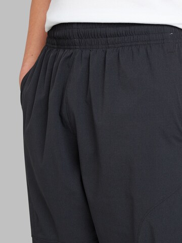 Regular Pantaloni sport 'Unstoppable Airvent' de la UNDER ARMOUR pe negru