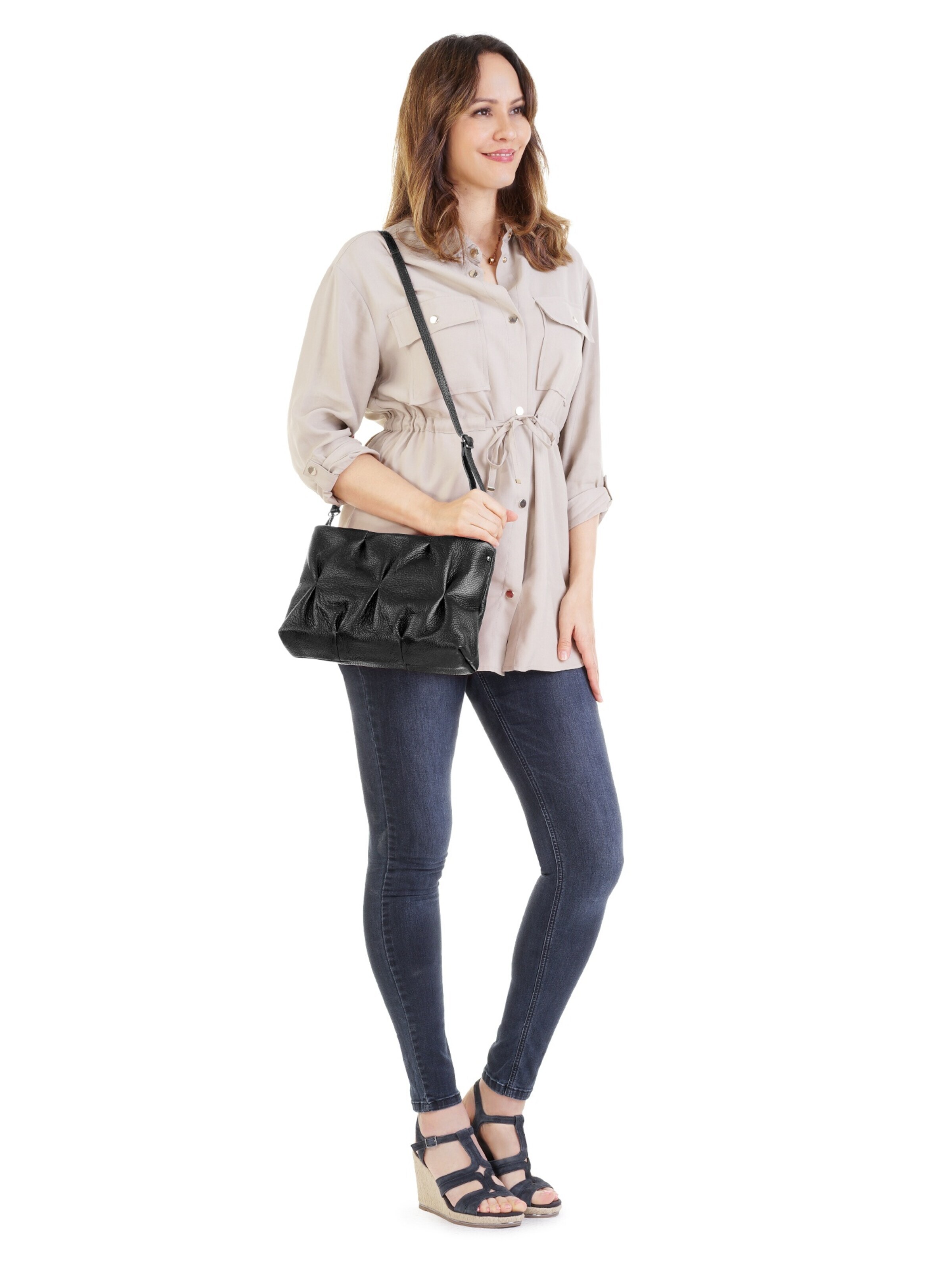 Cluty Crossbody Bag in Black: front