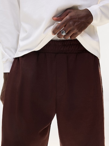 BershkaBaggy Hlače - smeđa boja