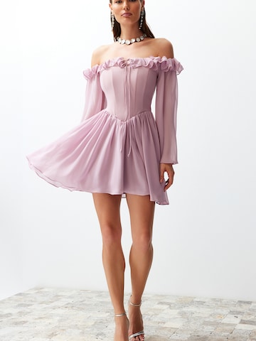 Trendyol Koktejlové šaty – pink