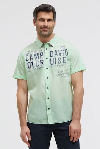 CAMP DAVID Regular Fit Leichtes Kurzarmhemd mit Logo Artwork in Grün: Vorderseite