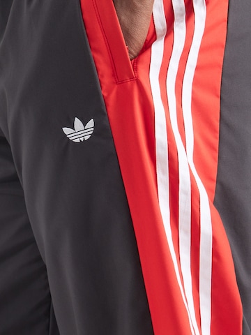 ADIDAS ORIGINALSTapered Hlače 'WARM-UP' - crna boja