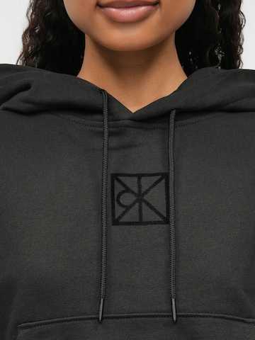 Calvin Klein Sweatshirt i svart
