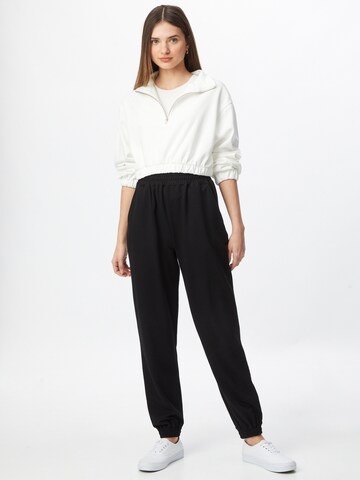 ABOUT YOU Tapered Byxa 'Naomi' i svart