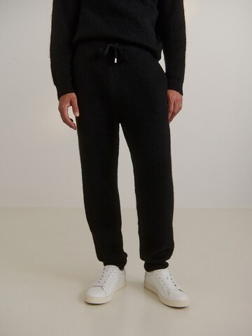 Guido Maria Kretschmer Men Tapered Broek 'Chris' in Zwart: voorkant