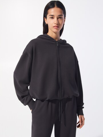 Pull&Bear Суичъри с качулка в сиво: отпред