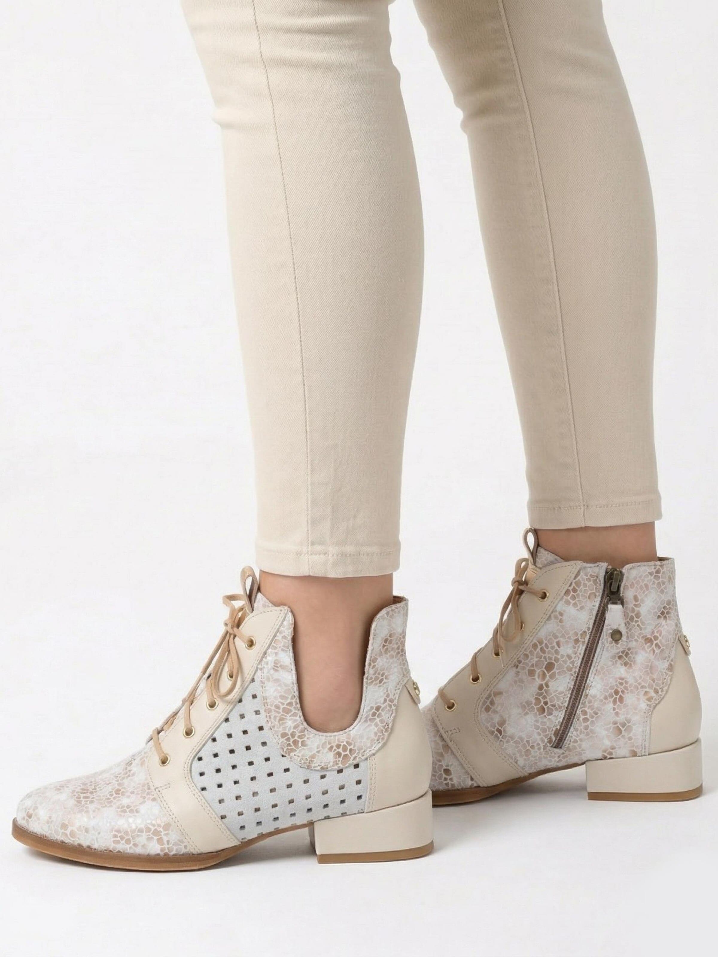 Maciejka Lace-up bootie '05541-22/00-5' in Beige: front