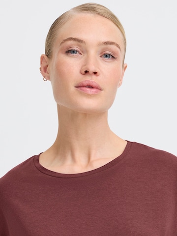 Tricou 'BYPAMILA' de la b.young pe roșu