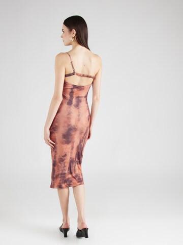 Robe de cocktail Trendyol en marron
