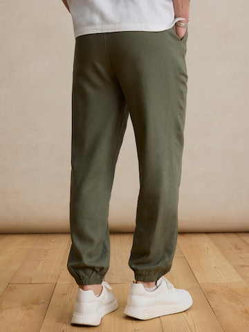 DAN FOX APPAREL Tapered Nadrág 'Gino' - zöld