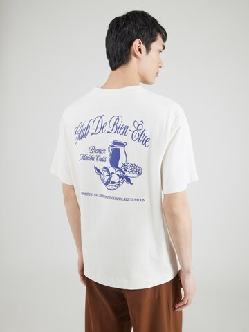 T-Shirt 'WELLNESS DESTINATIONS' Abercrombie & Fitch en blanc : devant