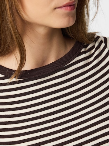 PIECES - Camiseta 'PCSOF' en marrón