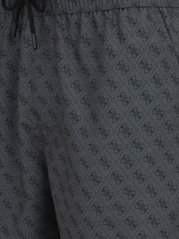 Pantaloncini da bagno di GUESS in grigio