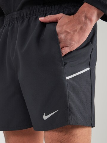 regular Pantaloni sportivi 'MILER' di NIKE in nero