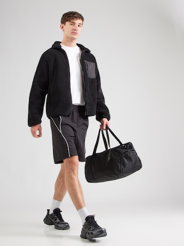 Regular Pantaloni sport de la PUMA pe negru