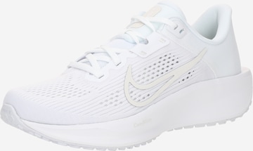 NIKE Juoksukengät 'Quest 6' värissä valkoinen: etupuoli