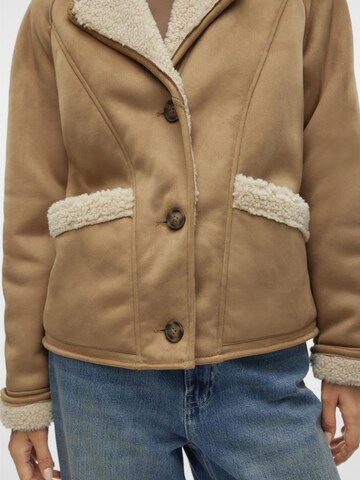 Veste mi-saison 'ELLA' VERO MODA en marron