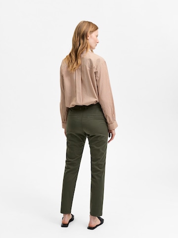 Coupe slim Pantalon chino 'Miley' SELECTED FEMME en vert