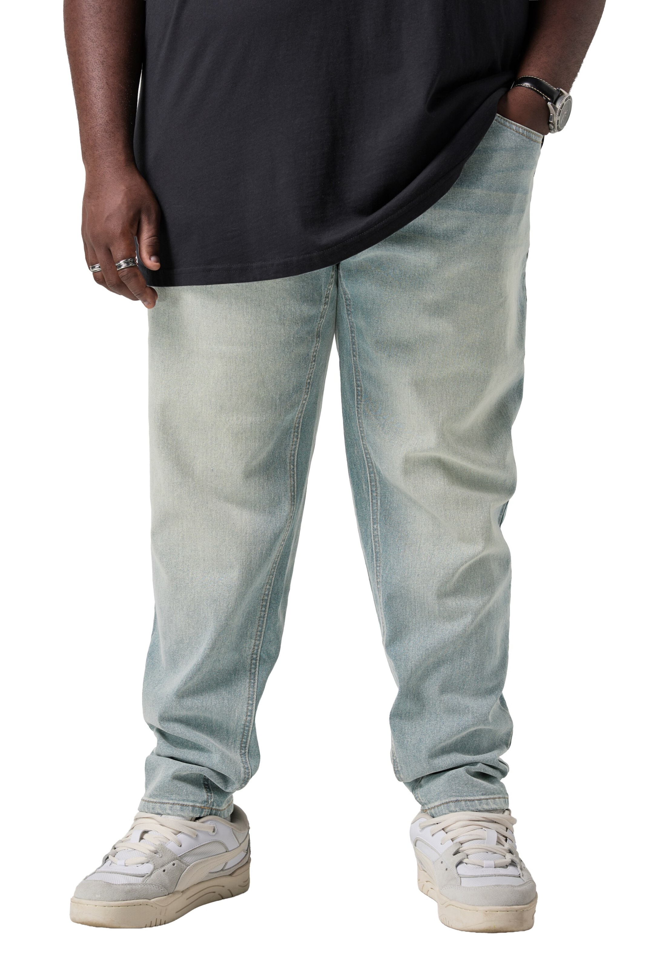 STHUGE Tapered Jeans in Blue: front