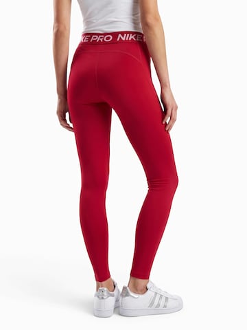 NIKESkinny Sportske hlače 'NP 365' - crvena boja