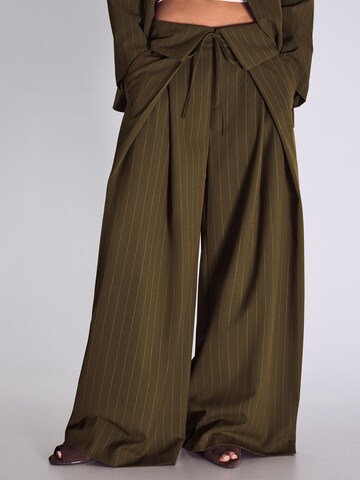 Bershka Bő szár Nadrág - zöld: elől