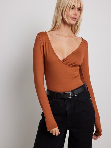 NA-KD Blouse Bodysuit in Brown: front