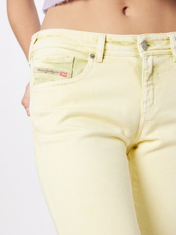 Slimfit Pantaloni di DIESEL in giallo