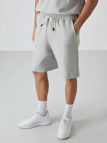 Tommy Life - Fato de desporto em cinzento