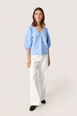 SOAKED IN LUXURY Blouse 'Manja' in Blauw