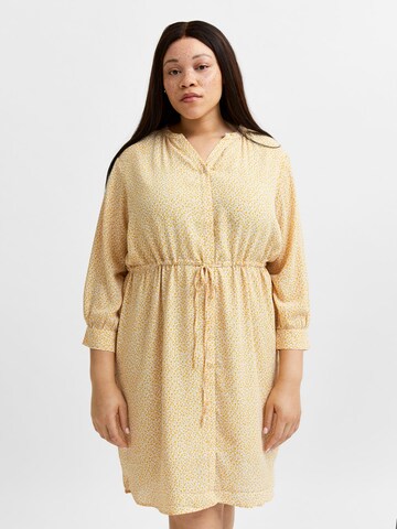 Robe 'Amina' Selected Femme Curve en beige : devant