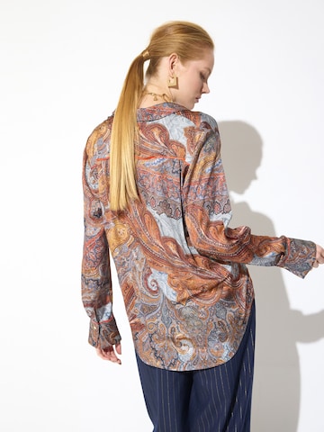 Camicia da donna di Lola Casademunt in blu: dietro