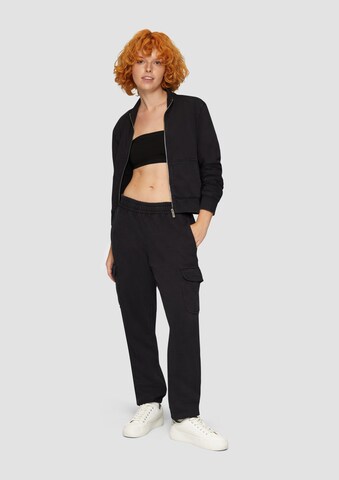 QS Tapered Cargobroek in Zwart: voorkant