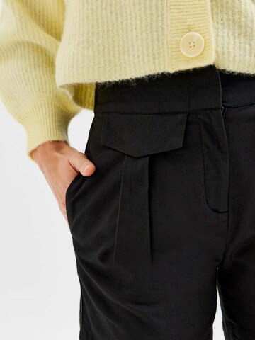 regular Pantaloni con pieghe 'CECILIE' di Selected Femme Petite in nero