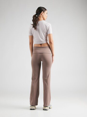 Flared Pantaloni sportivi 'ONE' di NIKE in marrone