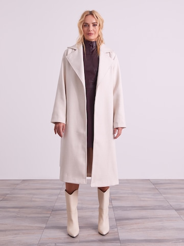 Cappotto di mezza stagione 'Livia' di ABOUT YOU x Iconic by Tatiana Kucharova in beige