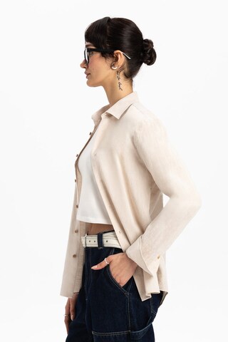 UNIQVIBE Blouse in Beige